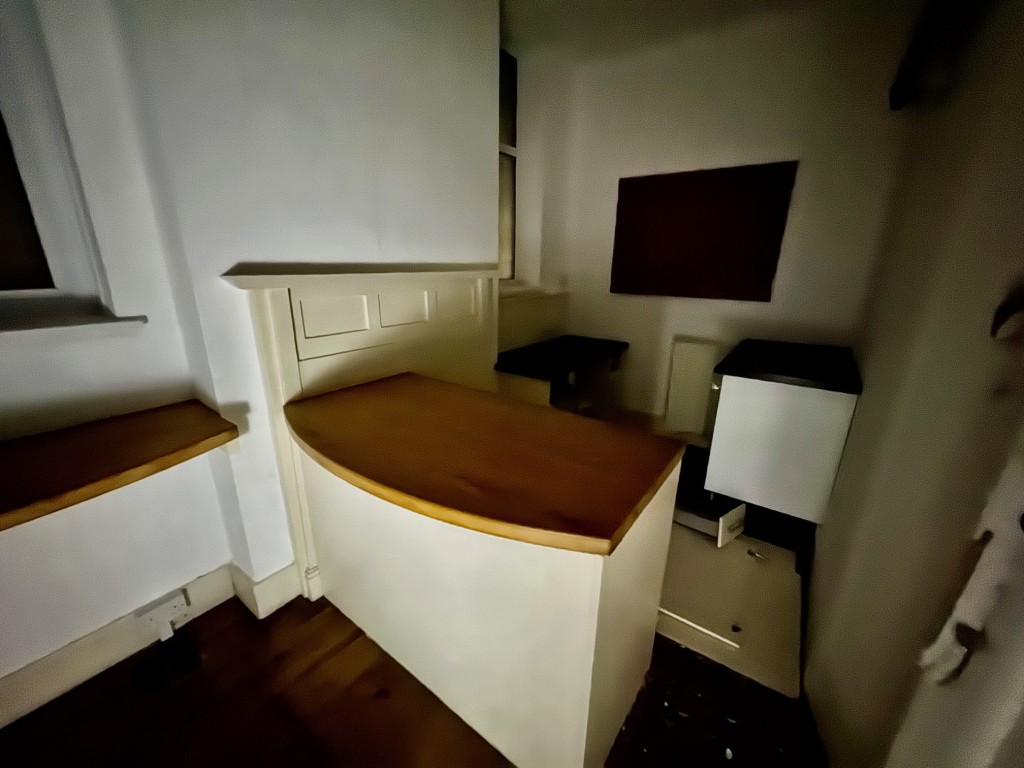 Lot: 72 - FORMER DANCE STUDIO AND TWO-BEDROOM FLAT - Reception room